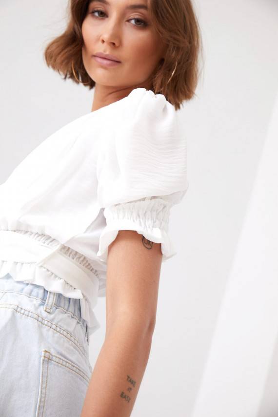 Trumpa palaidinė su dirželiu kreminės spalvos