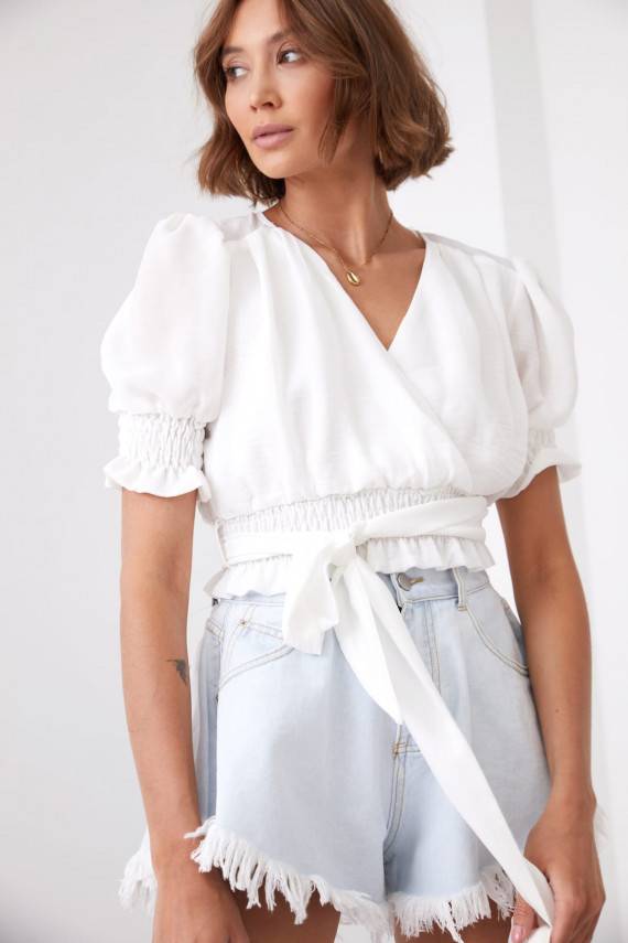 Trumpa palaidinė su dirželiu kreminės spalvos