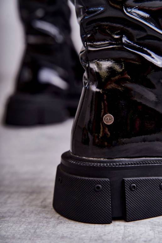 su lako efektu ilgaauliai batai virš kelių su plačiais kulniukais GOE KK2N4023 juodos spalvos