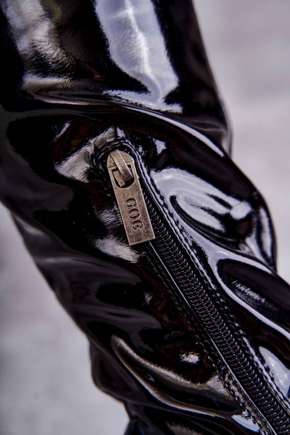 su lako efektu ilgaauliai batai virš kelių su plačiais kulniukais GOE KK2N4023 juodos spalvos