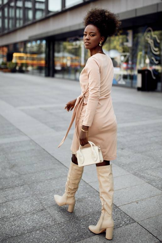 Susiaučiamo modelio suknelė su asimetrišku galu smėlio spalvos FK623 Susiaučiamo modelio suknelė su asimetrišku galu smėlio spalvos FK623