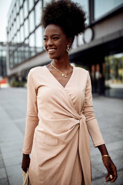 Susiaučiamo modelio suknelė su asimetrišku galu smėlio spalvos FK623 Susiaučiamo modelio suknelė su asimetrišku galu smėlio spalvos FK623