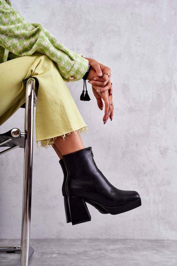   AulinukaiMasywnym Obcasie su užtrauktukais juodos spalvos Carrera