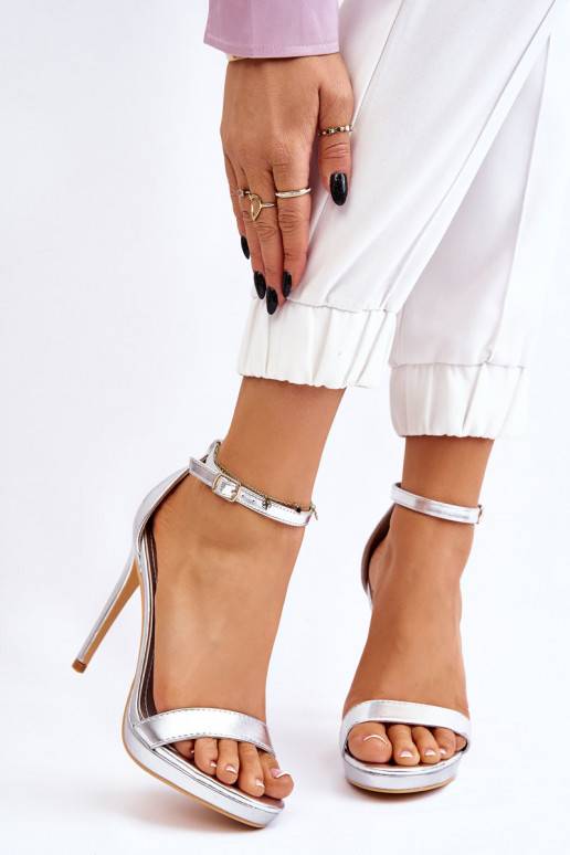 Elegantiško stiliaus   sandalai su plonais kulniukais sidabro spalvos Averie