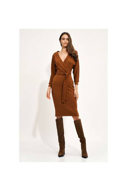 Laisvalaikio suknelė su V formos...