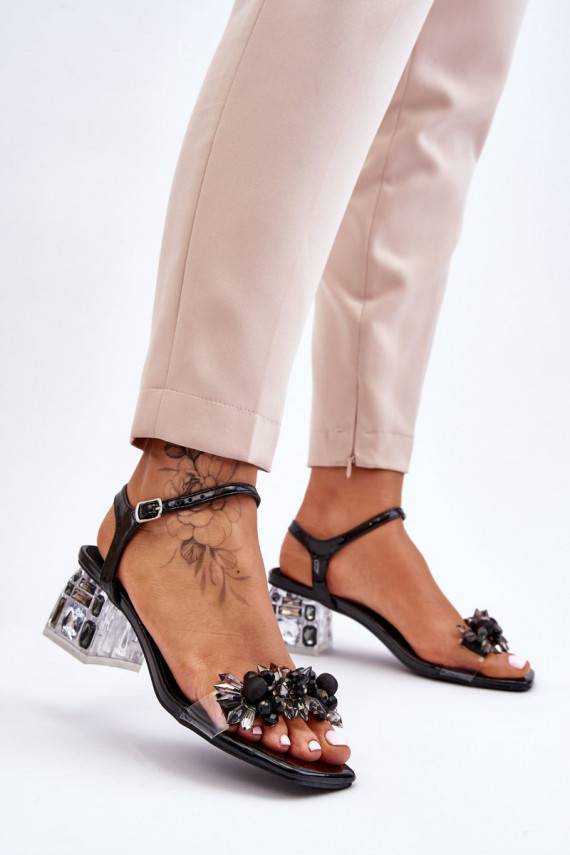 Moteriškos basutės žemu kulniuku su gražiomis detalėmis juodos spalvos Benicio