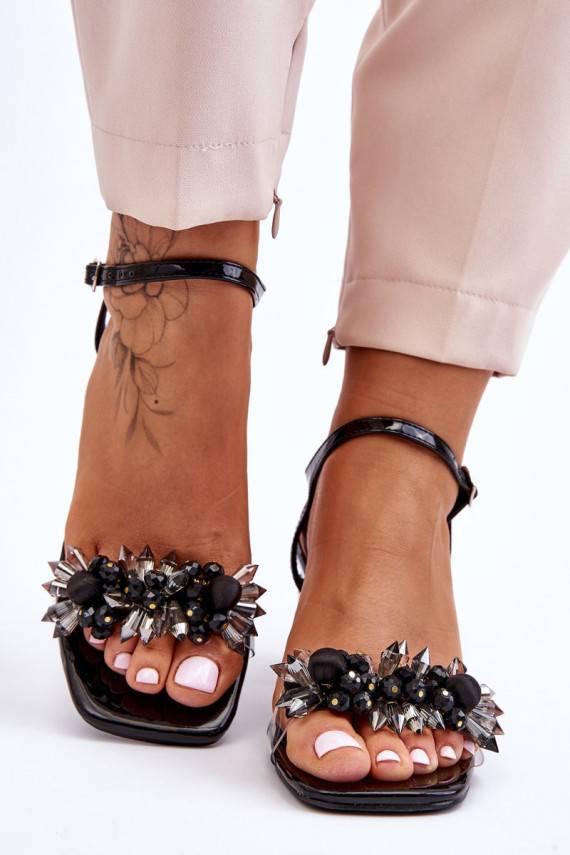 Moteriškos basutės žemu kulniuku su gražiomis detalėmis juodos spalvos Benicio