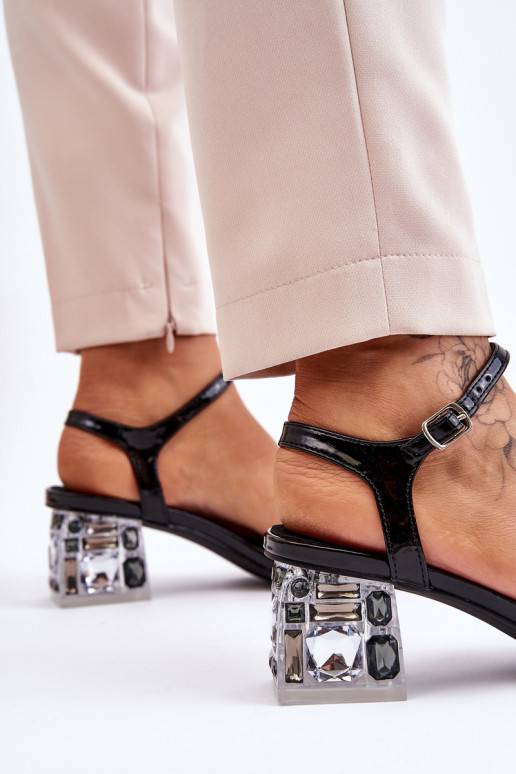 Moteriškos basutės žemu kulniuku su gražiomis detalėmis juodos spalvos Benicio