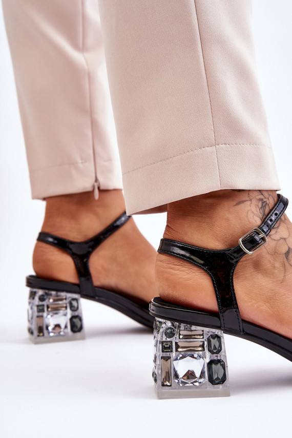 Moteriškos basutės žemu kulniuku su gražiomis detalėmis juodos spalvos Benicio